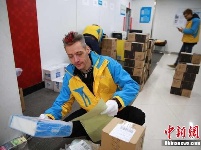 春節(jié)臨近中國(guó)員工放假 洋快遞員爭(zhēng)相上崗