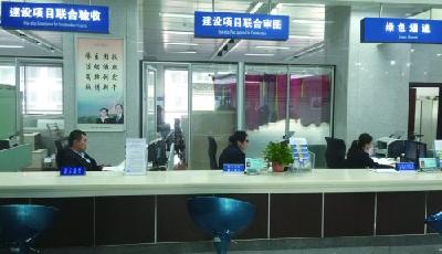 居住證制度逐漸推開 各地多種手段探索破解辦證難