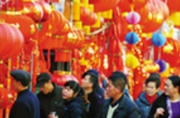 2.8億件年貨“先回家” 村民置辦年貨最?lèi)?ài)新衣