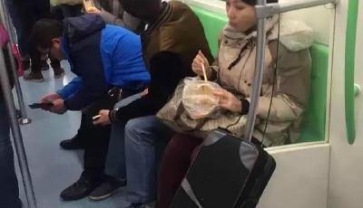 "鳳爪女"再被曝地鐵上吃麻辣燙 回應稱是米粉