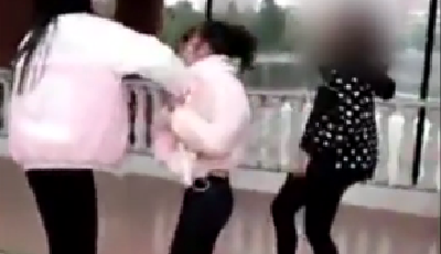 初中女孩因"長得好看"遭同學騎坐扇耳光(圖)