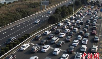 大年初四迎來(lái)返程客流高峰 鐵路預(yù)計(jì)發(fā)送旅客769萬(wàn)人次