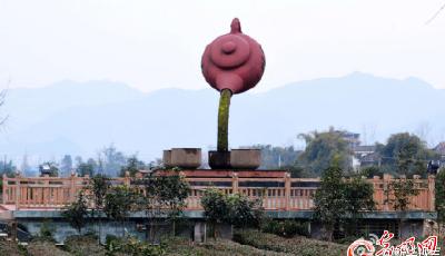 重慶懸空茶壺遭吐槽:綠色水柱像糞便(圖)