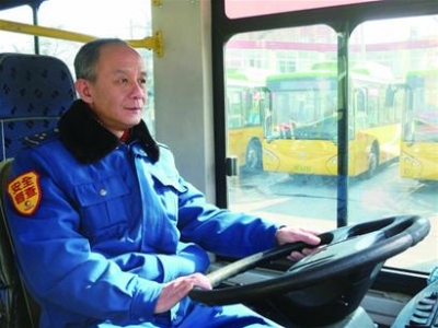 51岁司机坚持开除夕公交 十五年没看春晚直播