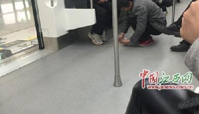 大媽地鐵上撿鞋底掉落泥土 網(wǎng)友：中國好大媽