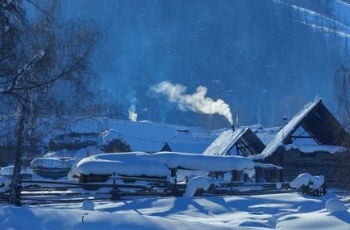 新疆白哈巴村：地處深山木屋白雪似人間仙境