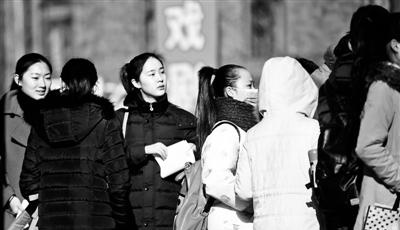 中戲藝考首日催生胡同"化妝經濟":化妝師比考生忙