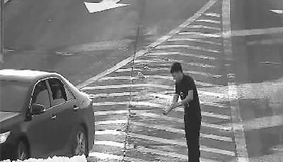 司機高速路上用礦泉水洗臉 被罰400元扣18分