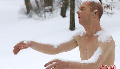 小伙做夢吃豬蹄 結果把自己手啃得鮮血淋漓