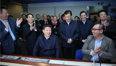 習近平走進《新聞聯播》演播室 體驗新聞播報