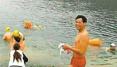 市民揮手訓狗金鏈掉江中 六旬冬泳老人撈還