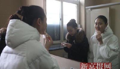 中戲復試開考 考生現場卸妝脫鞋量身高(圖)