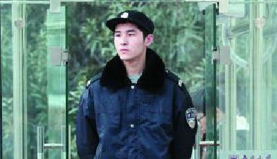 南大90后帥保安走紅 學生:像劉愷威(圖)