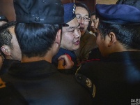 杭州一樓盤開盤千人爭搶 場面壯觀