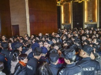 杭州一樓盤開盤千人爭搶 場面壯觀