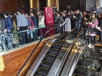 杭州一樓盤開盤千人爭搶 場面壯觀