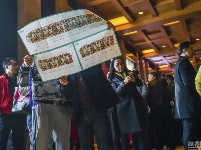 杭州一樓盤開盤千人爭搶 場面壯觀