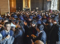 杭州一樓盤開盤千人爭搶 場面壯觀