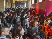杭州一樓盤開盤千人爭搶 場面壯觀