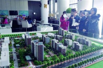 看房遇賣空顧客有點(diǎn)懵 政策推動(dòng)紅島黃島"樓市熱"