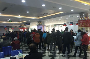 探訪各區(qū)房產(chǎn)交易中心 有的排長龍有的很清凈