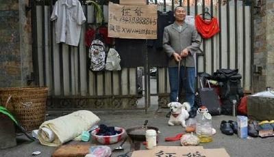 成都男子街頭露家底征婚：鍋碗瓢盆和只狗(圖)