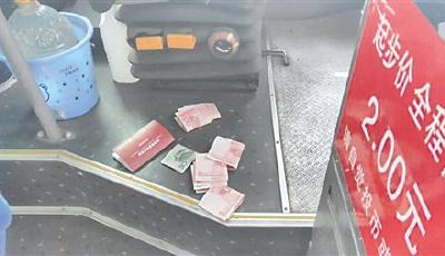 重慶一乘客乘公交欲投千元現(xiàn)金 被攔后發(fā)怒離開