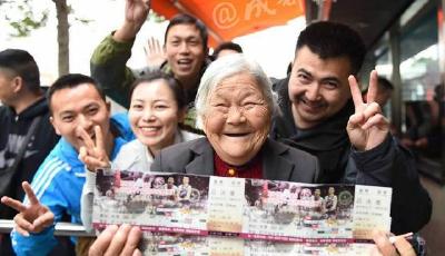 老太凌晨排隊(duì)為兒買票 數(shù)百球迷讓她插隊(duì)(圖)