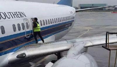 乘客拉開安全門致飛機延誤一小時:想透透氣(圖)