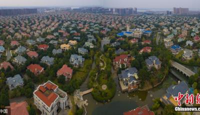 組圖：眼花繚亂的迷宮！航拍武漢郊區(qū)別墅成群