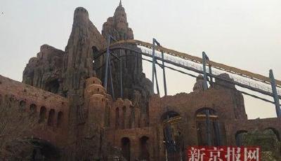 嚇?biāo)缹殞毩耍∵^(guò)山車(chē)停半空 游客倒懸20分鐘