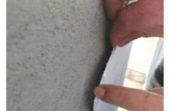 康大地產(chǎn)山語?，F(xiàn)房墻皮脫落 賠償問題至今未解決