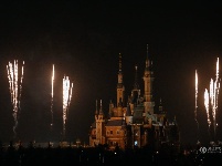 上海迪士尼樂園進行首次煙花試放 照亮城堡