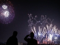 上海迪士尼樂園進行首次煙花試放 照亮城堡