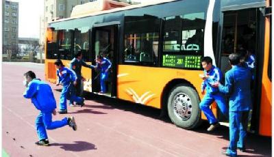 教逃生学自救 岛城学校大演练