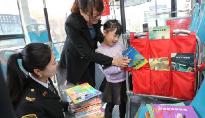 溫馨巴士設立流動愛心圖書角 圓山區孩子讀書夢