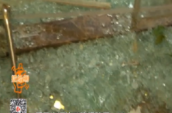 新華錦愛丁堡小區(qū)問題多 玻璃門爆炸瓷磚脫落