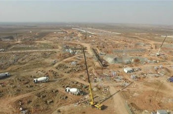 新機(jī)場(chǎng)建設(shè)安裝第一臺(tái)塔吊 轉(zhuǎn)入地上主體工程施工