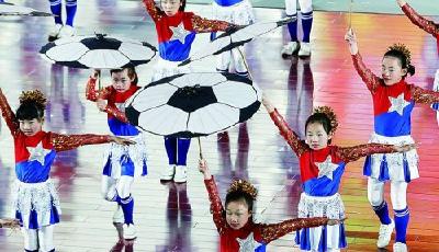 全国"五艺展"开幕 百名琴童合奏《璀璨青岛》