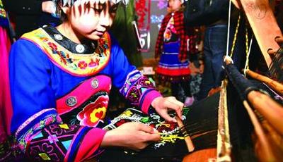 耍皮影 编藤草 织土锦 五艺展上看巧手