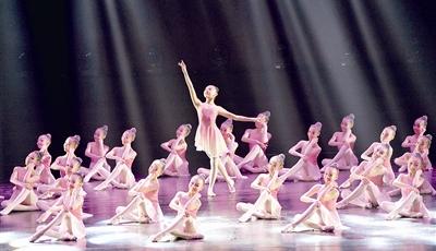 全国第五届中小学生 艺术展演活动昨在青闭幕 