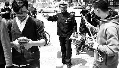 杭州協警處置地面坍塌被點贊 獲一等榮譽獎章