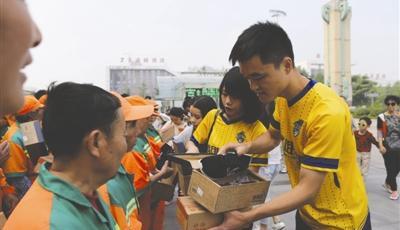 成都300名志愿者給環(huán)衛(wèi)工送夏季布鞋：謝謝你