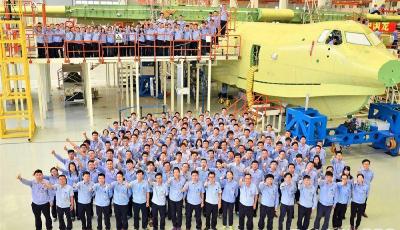中國自主研制全球最大兩棲飛機(jī)首次亮相(組圖)