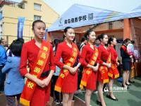 高清:职教招生会场面火爆 俊男美女忙秀技能