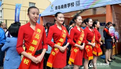 高清:职教招生会场面火爆 俊男美女忙秀技能