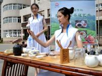 高清:职教招生会场面火爆 俊男美女忙秀技能