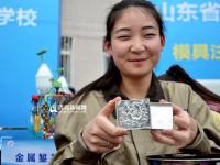 高清:职教招生会场面火爆 俊男美女忙秀技能