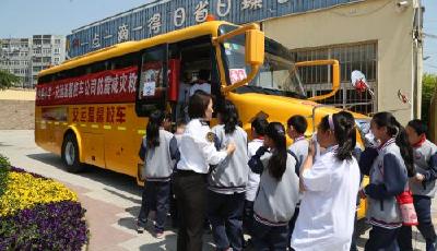 青島交運溫馨校車舉行全國首次防震減災救援演練