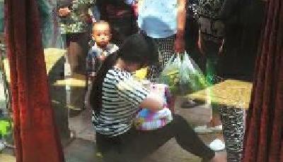 陜西26歲最美媽媽街頭為被遺棄女嬰哺乳(圖)